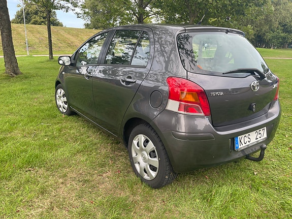 Toyota Yaris 5 of 10
