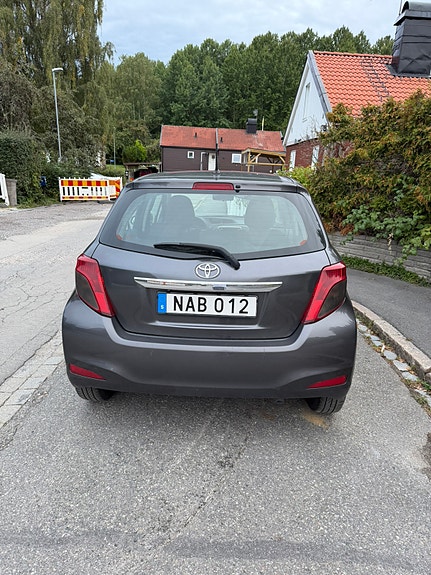 Toyota Yaris 3 of 10