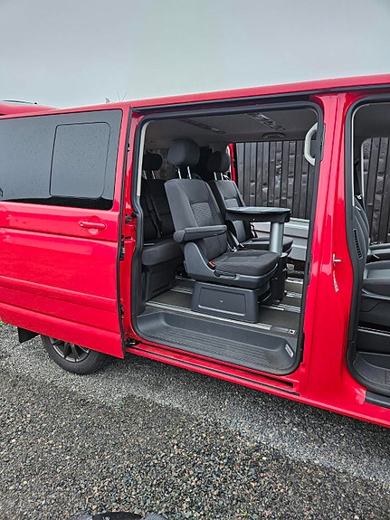 Volkswagen Multivan 2 of 9