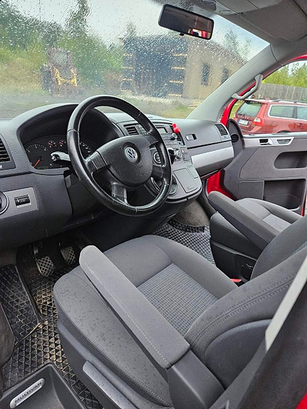 Volkswagen Multivan 7 of 9