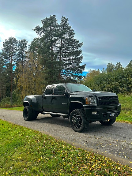 Chevrolet Silverado 3500 2 of 6