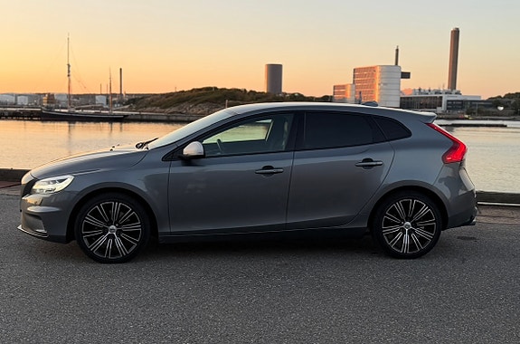 Volvo V40 2 of 7