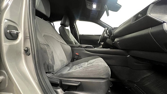 Lexus UX250h 14 of 22