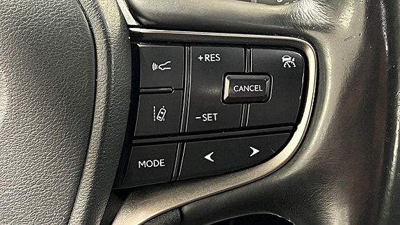 Lexus UX250h 18 of 22