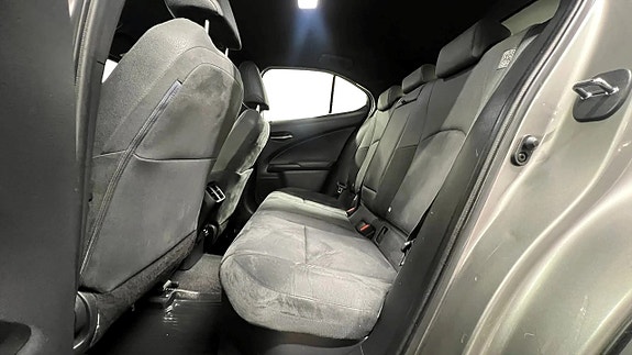 Lexus UX250h 11 of 22