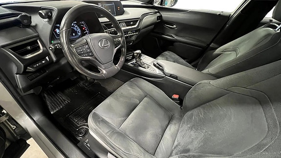 Lexus UX250h 9 of 22