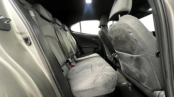 Lexus UX250h 13 of 22