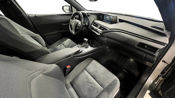 Lexus UX250h 15 of 22
