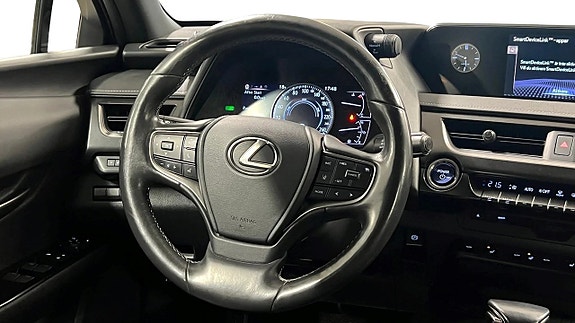 Lexus UX250h 8 of 22