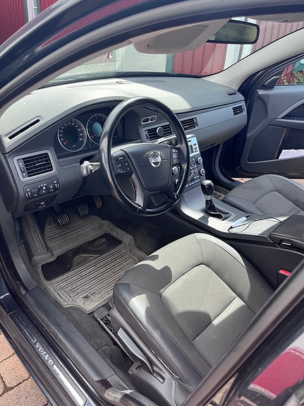 Volvo V70 2 of 7