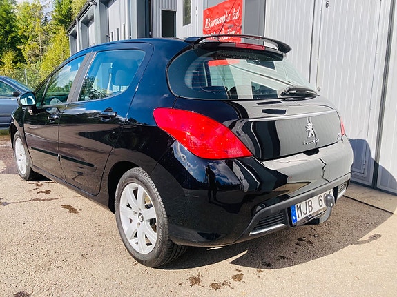 Peugeot 308 2 of 8