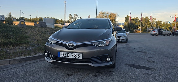 Toyota Auris 2 of 3