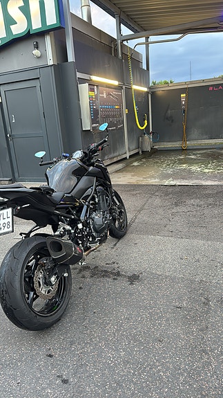 Kawasaki Z900 2 of 4