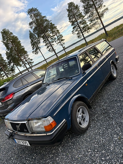 Volvo 245 2 of 4