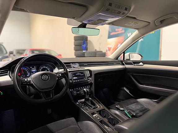 Volkswagen Passat 16 of 24