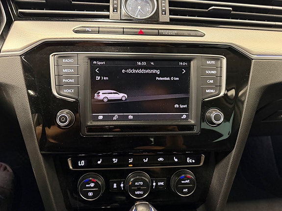 Volkswagen Passat 21 of 24