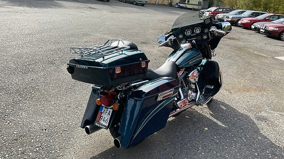 Harley-Davidson CVO Electra Glide 3 of 9
