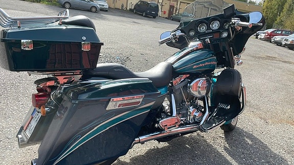 Harley-Davidson CVO Electra Glide 6 of 9