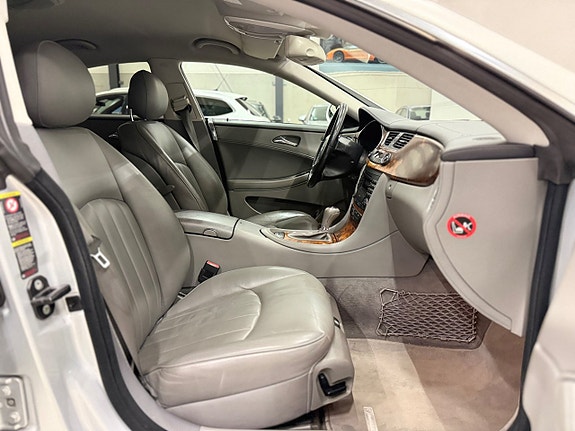 Mercedes-Benz CLS350 13 of 24