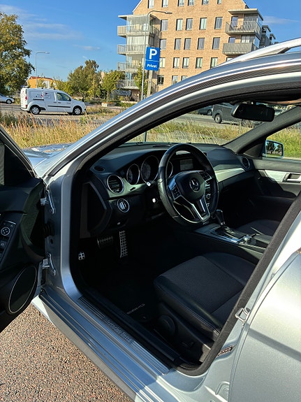 Mercedes-Benz C200 4 of 6