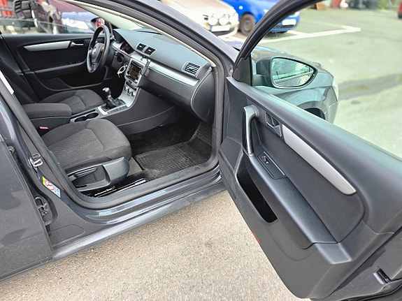 Volkswagen Passat 11 of 17
