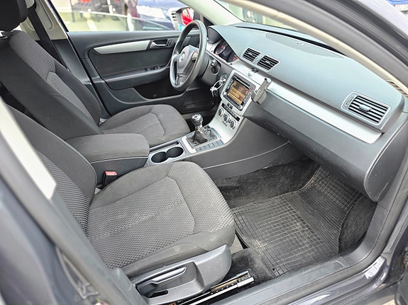 Volkswagen Passat 12 of 17