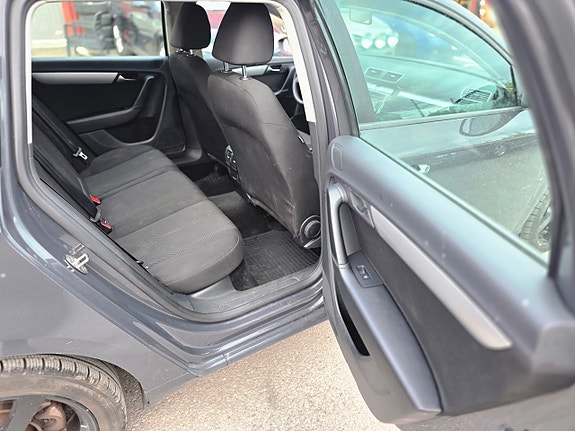 Volkswagen Passat 13 of 17