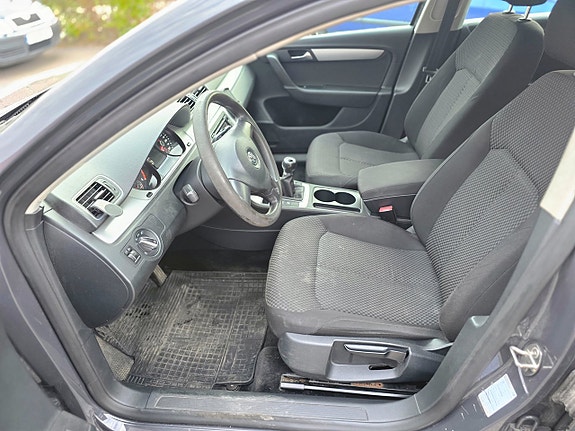 Volkswagen Passat 10 of 17