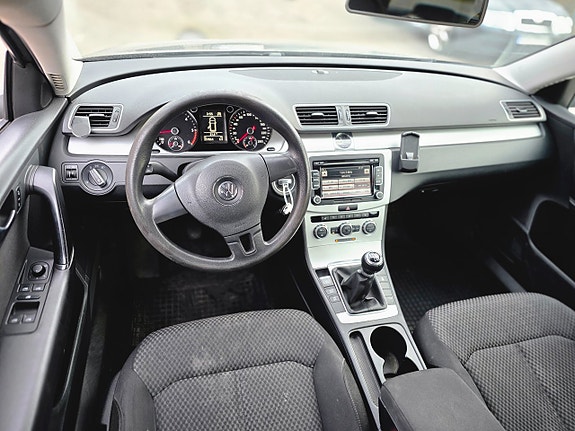 Volkswagen Passat 2 of 17