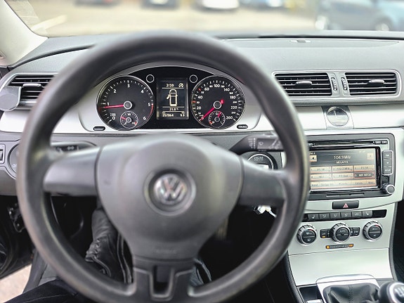 Volkswagen Passat 15 of 17