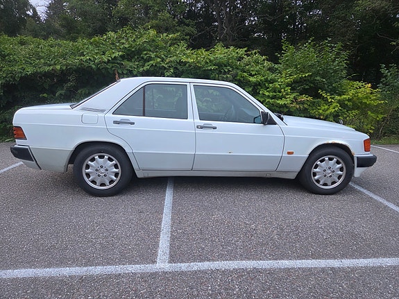 Mercedes-Benz 190 E 3 of 21