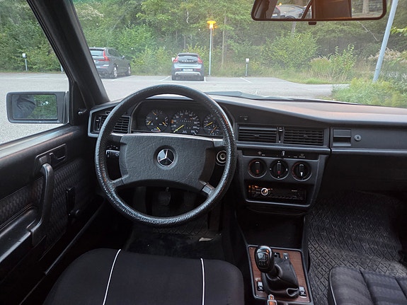 Mercedes-Benz 190 E 11 of 21