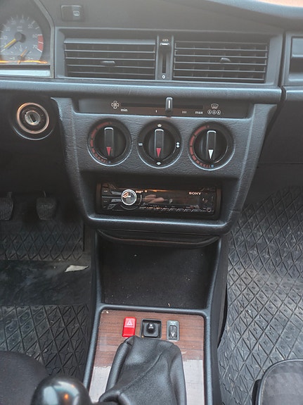 Mercedes-Benz 190 E 12 of 21