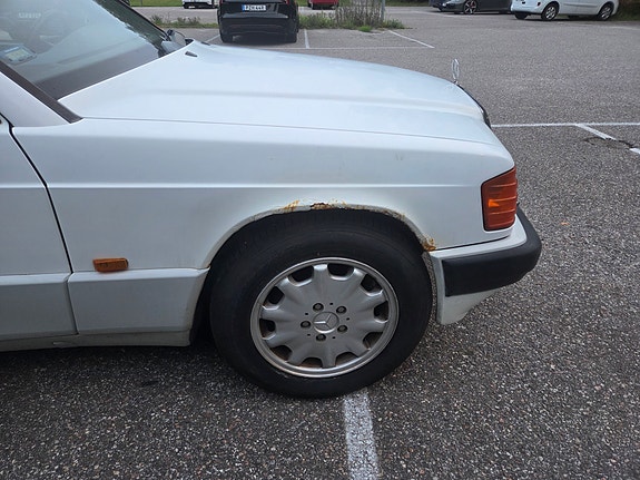 Mercedes-Benz 190 E 8 of 21