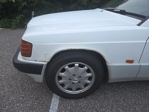 Mercedes-Benz 190 E 9 of 21