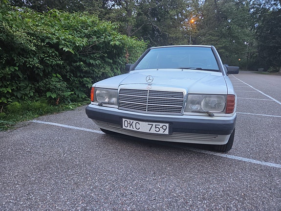 Mercedes-Benz 190 E 2 of 21