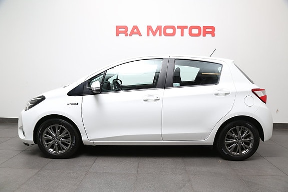 Toyota Yaris 2 of 23