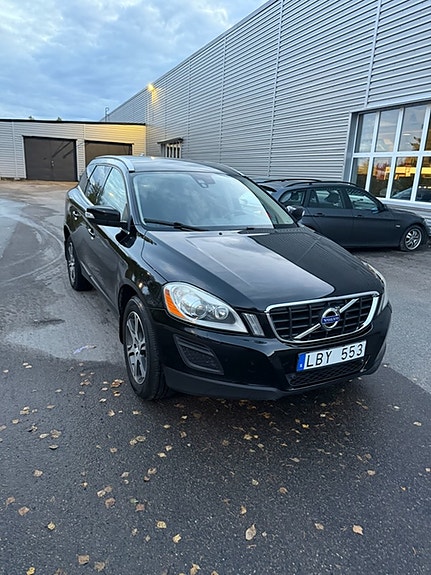 Volvo XC60 2 of 5