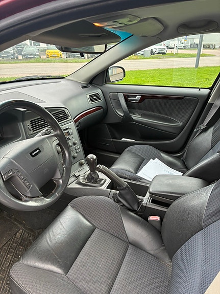 Volvo V70 3 of 5