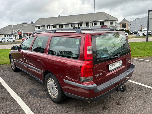 Volvo V70 2 of 5