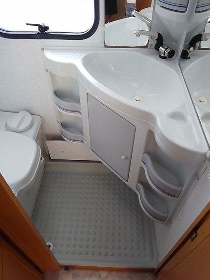 Adria UnicaB 502 LH 15 of 18