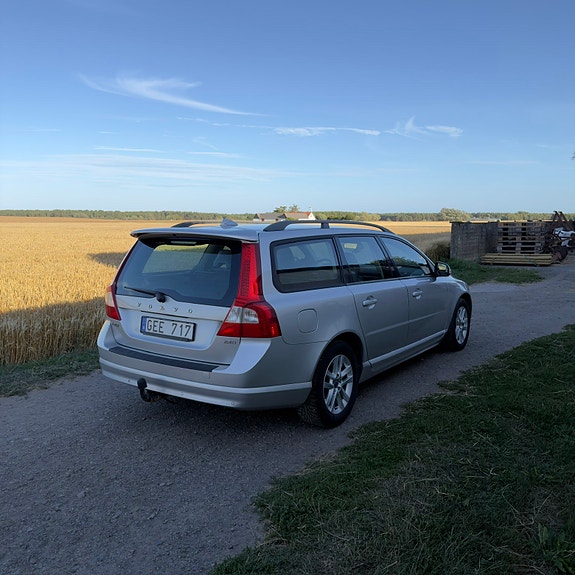 Volvo V70 3 of 4