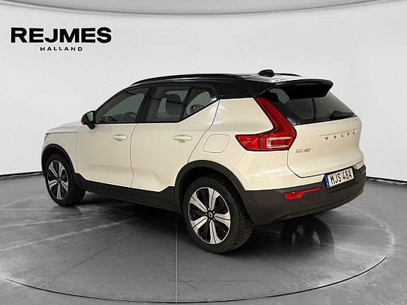 Volvo XC40 2 of 16