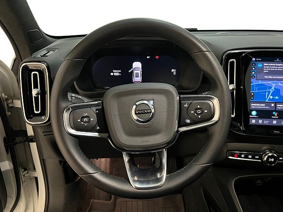 Volvo XC40 11 of 16