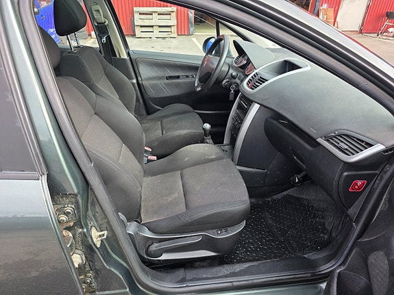 Peugeot 207 SW 13 of 17