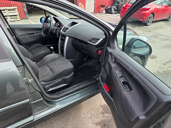 Peugeot 207 SW 14 of 17