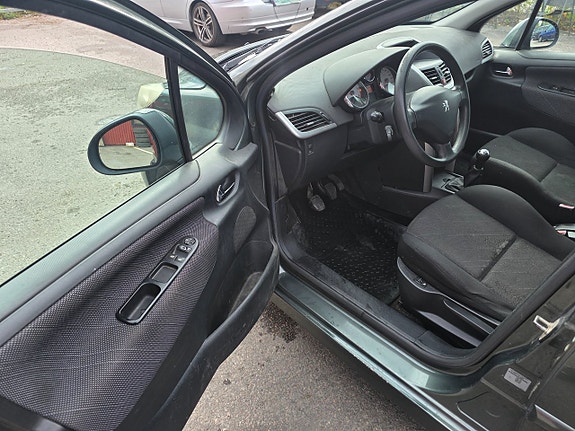 Peugeot 207 SW 11 of 17