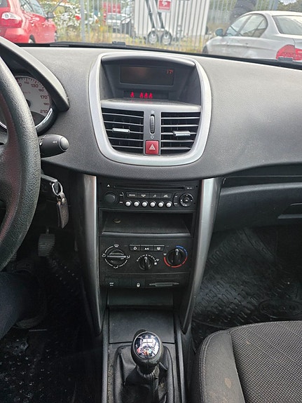 Peugeot 207 SW 16 of 17