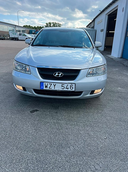 Hyundai Sonata 2 of 8