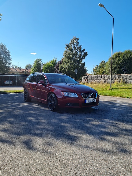 Volvo V70 2 of 4